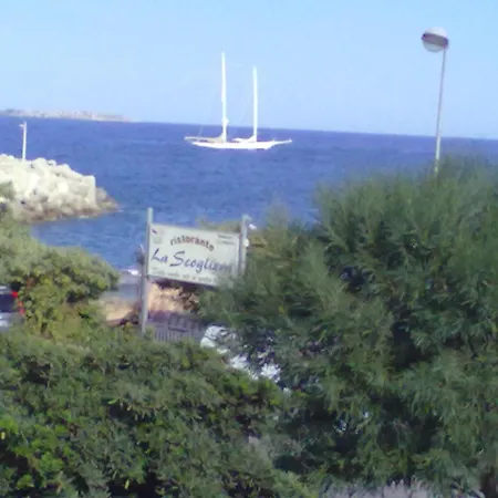 Rent Independent Air-conditioned In Le Castella 招待所 *