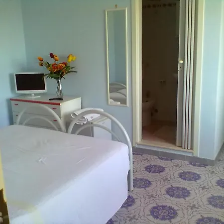Rent Independent Air-conditioned In Le Castella 招待所 *