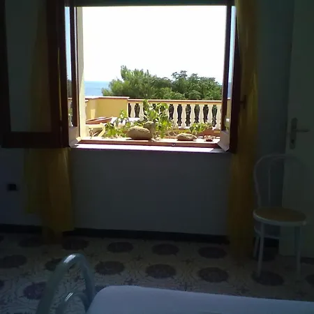Rent Independent Air-conditioned In Le Castella 招待所 *